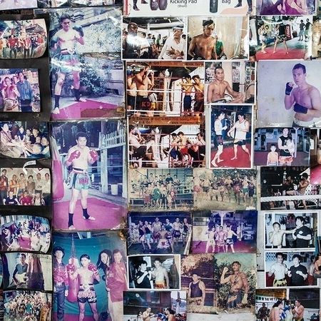 Eine Collage vieler Bilder mit Motiven von Boxern hängt an einer Wand