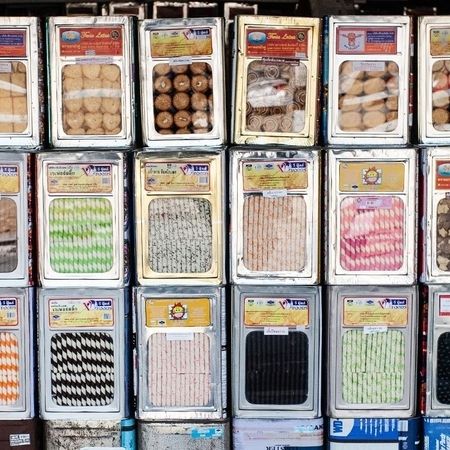 Aufgereiht sind eine Vielzahl exotischer Knabbereien und Kekse zu sehen