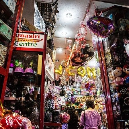 Ein bunter Einkaufsladen mit verschiedenen, dekorativen Waren in den Regalen