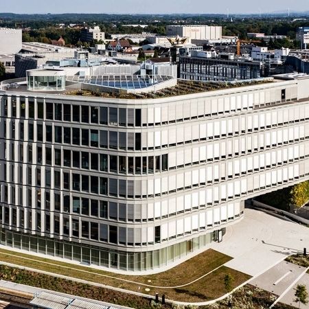 Drohnenaufnahme von einem industriellen Bürogebäude